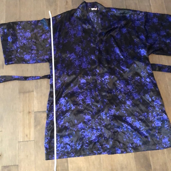 2/40$ 🛍 Beautiful Silk Robe - Picture 7 of 11